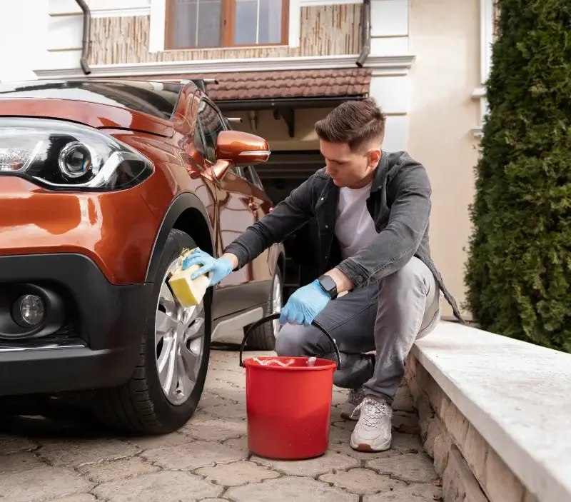 Lavage auto à domicile Kerfourn : professionnel intervenant sur un véhicule